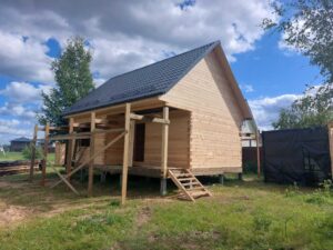 БАНЯ ИЗ БРУСА 8×6 «Б48» (84 кв.м., 2 этажа, 8 на 6, с мансардой, санузлом и крыльцом)